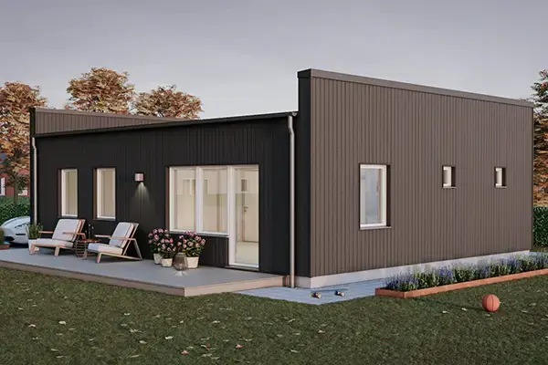 Villa i mörkbrun färg och stora fönster och altan utanför huset.